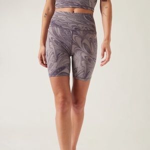 NWOT 7” Athleta Transcend Biker Shorts - Size Medium